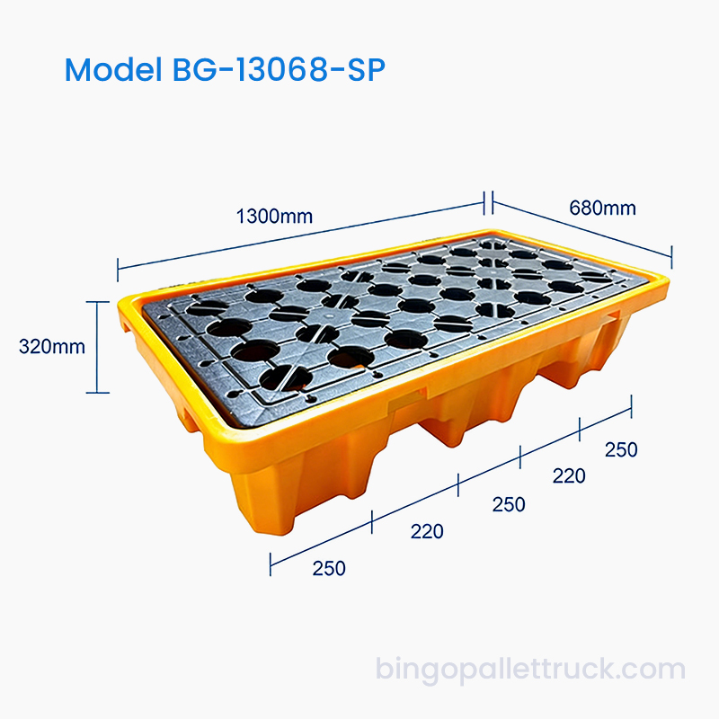 Paleta 1300 × 680 mm na zadržiavanie rozliatych látok pre skladovanie chemikálií v priemyselných skladoch